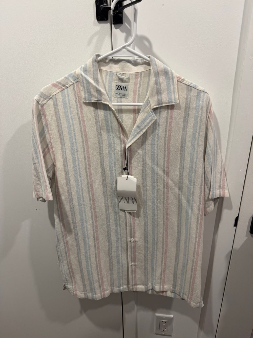 ZARA Men's Short-Sleeve Button-Down Shirt in Cream with Blue and Pink Stripes